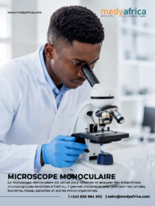 Technicien de laboratoire utilisant un microscope monoculaire pour observer un échantillon.