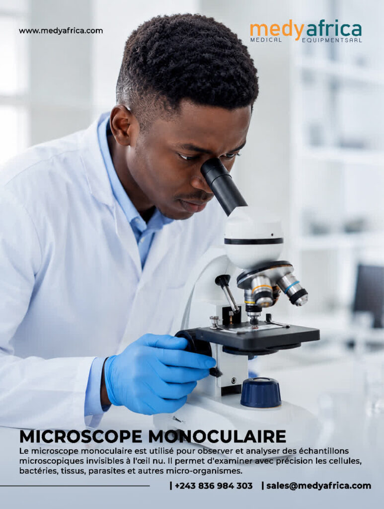 Technicien de laboratoire utilisant un microscope monoculaire pour observer un échantillon.